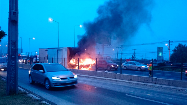 Camión se incendió en Américo Vespucio