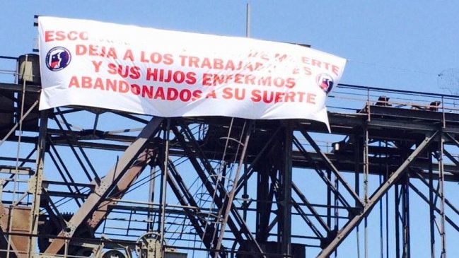 Dirigente sindical de Minera Escondida subió a grúa para realizar protesta
