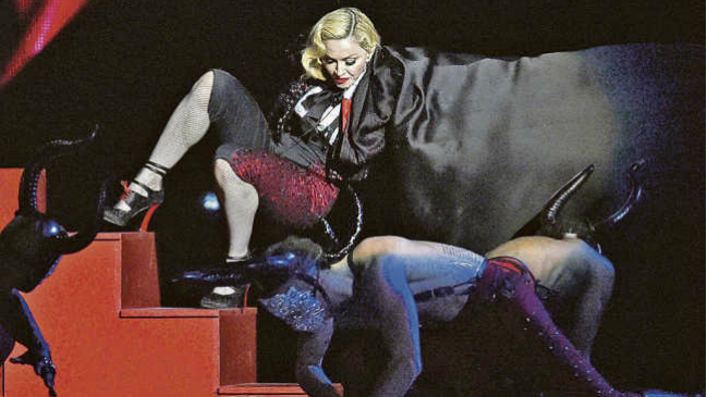Madonna sufrió un esguince cervical y Armani respondió a críticas