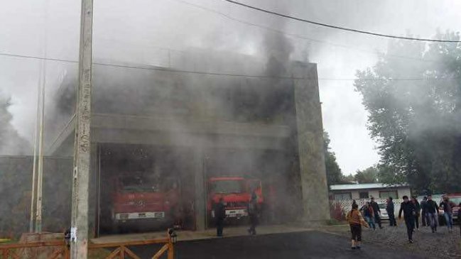Incendio en cuartel de Niebla dejó un bombero grave