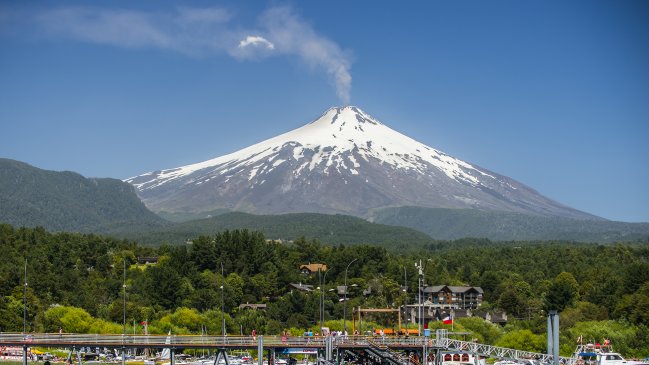 Sernageomin: Cráter del volcán Villarrica expulsa fragmentos de roca y lava