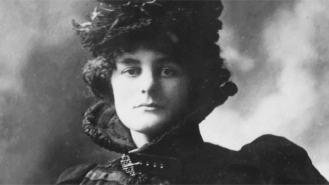 La heroína que tuvo relaciones sexuales sobre la tumba de su hijo para intentar reencarnarlo