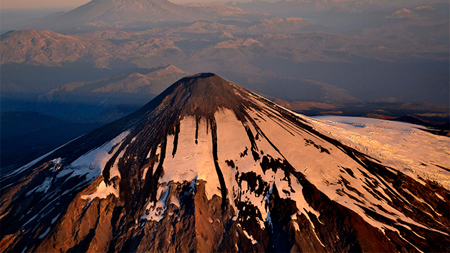 Onemi mantiene Alerta Roja a 10 kilómetros del cráter del volcán Villarrica
