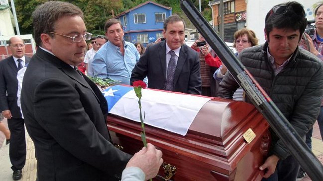 Diputado socialista recibió restos de su padre, fusilado por Carabineros en 1973