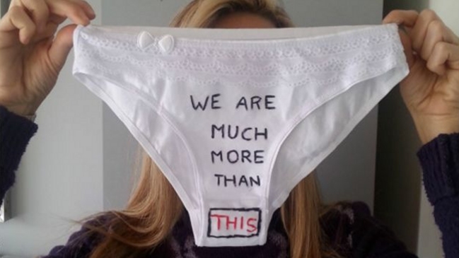 Las mujeres que exigen igualdad de género mostrando su ropa interior