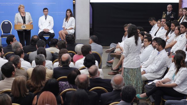 Becada de medicina interrumpió acto de Bachelet para rechazar proyecto de aborto