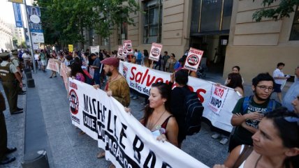   Centenar de manifestantes protestó en La Moneda contra Alto Maipo y Los Pelambres 