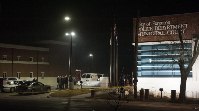 Balean a dos agentes frente al departamento de Policía de Ferguson