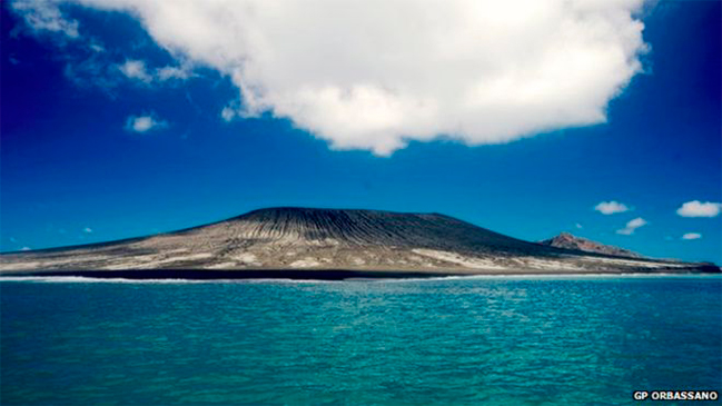 El espectacular nacimiento de una nueva isla tras una erupción volcánica en el Pacífico Sur