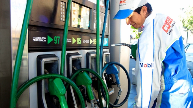 Econsult: Combustibles aumentarán 5,2 pesos por litro