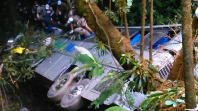 Al menos 49 personas murieron tras caer bus desde 400 metros en Brasil