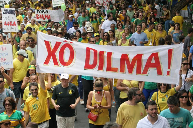 Con multitudinarias protestas brasileños piden salida de Dilma Rousseff