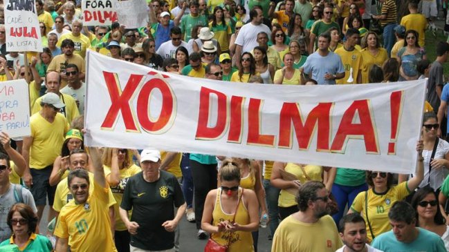 Con multitudinarias protestas brasileños piden salida de Dilma Rousseff