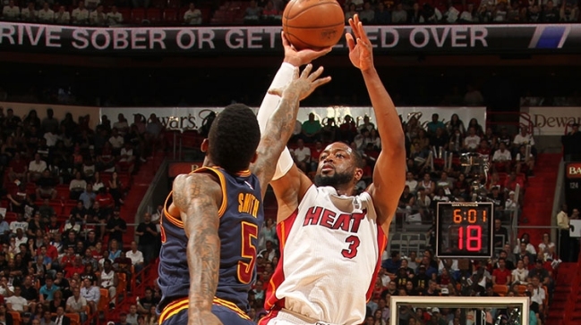 Wade le ganó duelo a James en triunfo de Miami sobre Cleveland