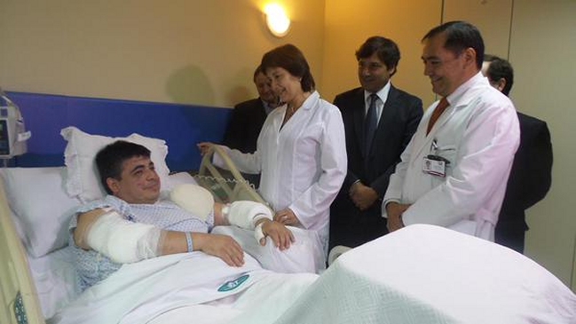 Ministra de Salud visitó a bomberos lesionados durante incendio en Valparaíso