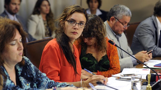 Camila Vallejo recibió elogios al asumir presidencia de la Comisión de Educación