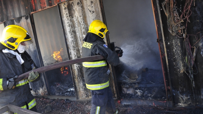 Incendio consume una mueblería frente al mall Tobalaba
