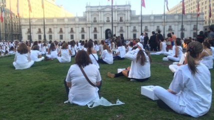   Mujeres se manifestaron contra el aborto frente al Palacio de La Moneda 