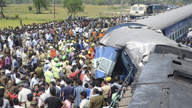 Descarrilamiento de tren dejó al menos 34 muertos en la India