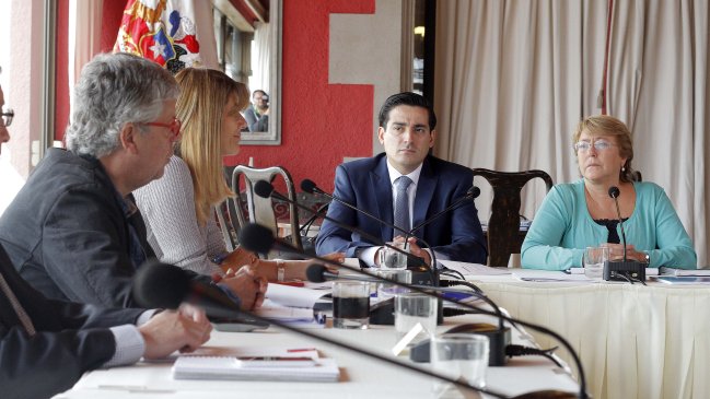 Bachelet se reúne con comité político por proyectos de educación