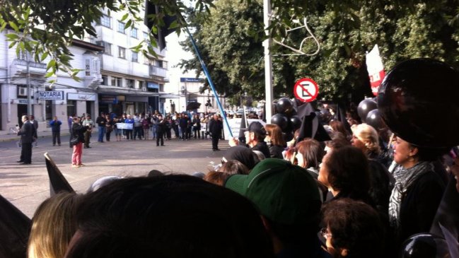 Manifestantes piden renuncia de obispo Juan Barros en Catedral de Osorno