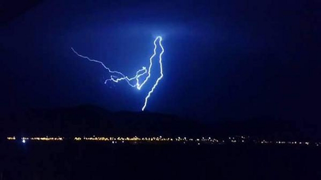 Inusual tormenta en Región de Valparaíso genera cortes de suministro eléctrico