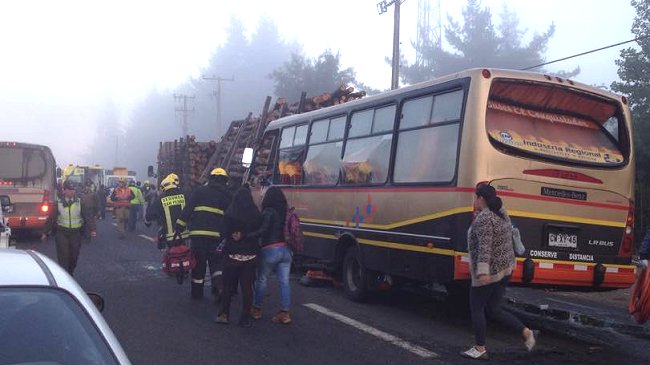 Región del Biobío: Más de 20 heridos dejó choque entre un camión y un bus