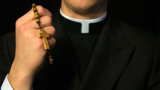 Sacerdote brasileño suspendido tras posar desnudo en redes sociales