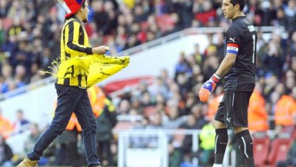 Hincha de Fernández Vial se metió a la cancha del Emirates Stadium