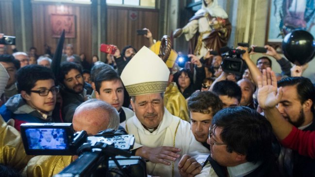 Chilenos e Iglesia Católica: 73% le tiene poca o ninguna confianza