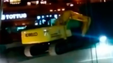   Retroexcavadora de 22 toneladas cayó al vacío en un pique del Metro 