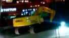 Retroexcavadora de 22 toneladas cayó al vacío en un pique del Metro