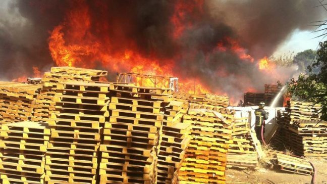 Incendio en centro de acopio de pallets en Renca