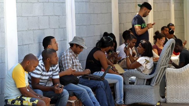 El primer punto wifi gratuito de Cuba permite a jóvenes descubrir internet
