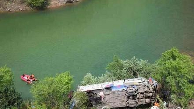 China: Al menos 21 muertos dejó caída de bus por una ladera