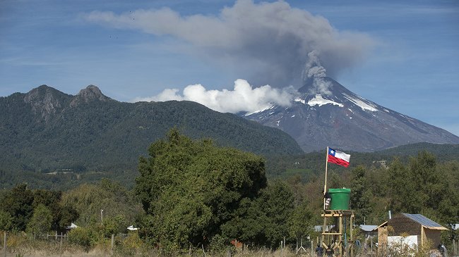 Volcán Villarrica emite fumarola de grandes proporciones