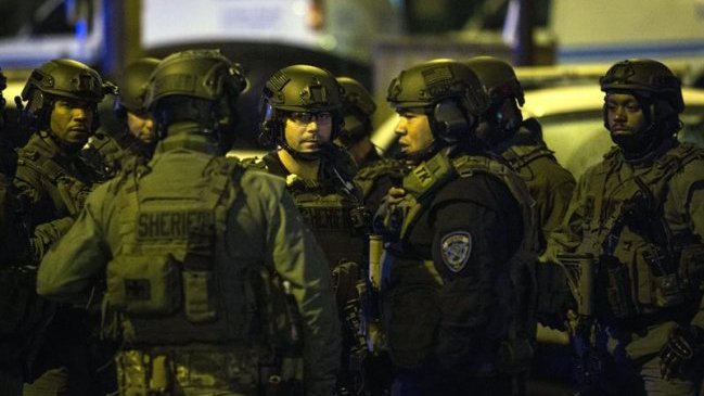 Graban a policías dando paliza a detenido en California