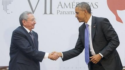 Obama y Castro sostienen histórica reunión bilateral en Panamá