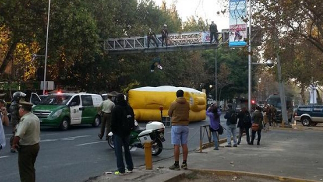 Protesta de trabajadores de Jumbo en huelga generó atochamiento en Vicuña Mackenna