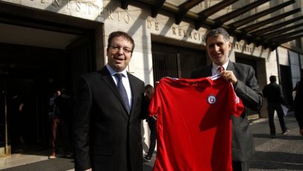   Silber y Farcas pidieron a la Cancillería restituir cargo en España a Carlos Caszely 