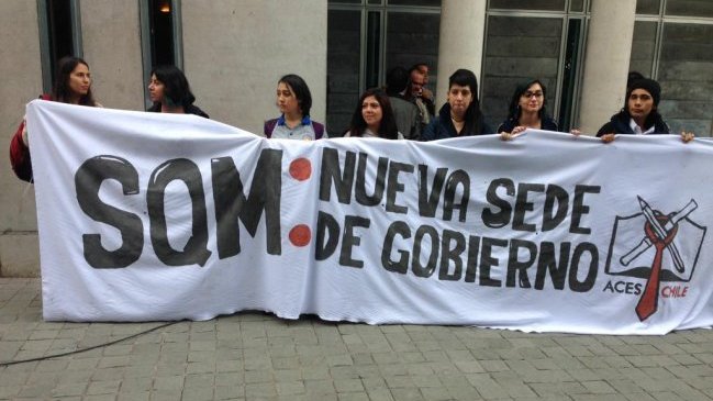 Estudiantes protestaron en SQM por irregularidades en financiamiento de campañas