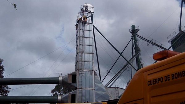 Tres bomberos fallecieron por asfixia tras caer en un silo en Paraguay