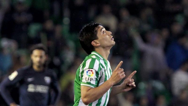 Lorenzo Reyes fue titular en goleada de Betis sobre Zaragoza por la segunda división española