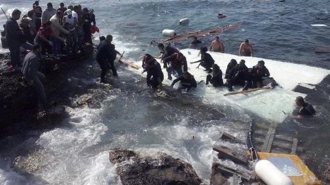 Reciben llamada de socorro desde embarcación con 300 personas en el Mediterráneo