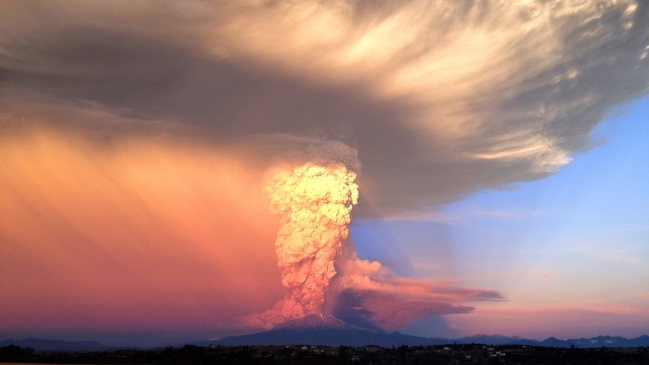 Presidenta Bachelet viaja a Los Lagos tras erupción del volcán Calbuco