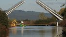 Ambos brazos del Puente Cau Cau fueron levantados este jueves