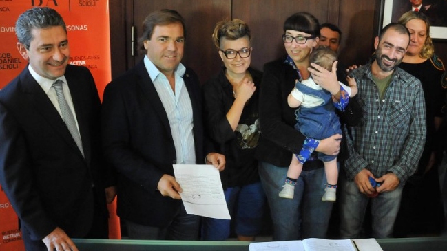 Antonio, el primer niño registrado con dos madres y un padre