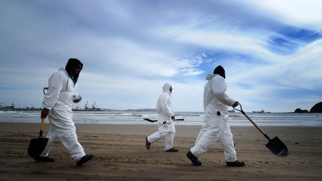 Fiscalía formalizará a dos marinos por el derrame de petróleo en la bahía de Quintero