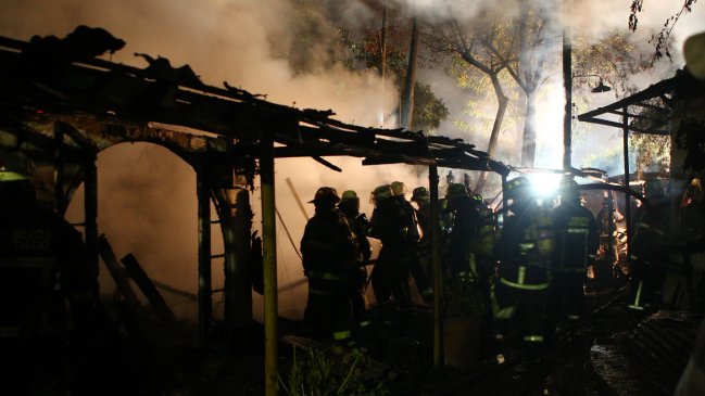 Maipú: Anciano murió al incendiarse su casa de material ligero