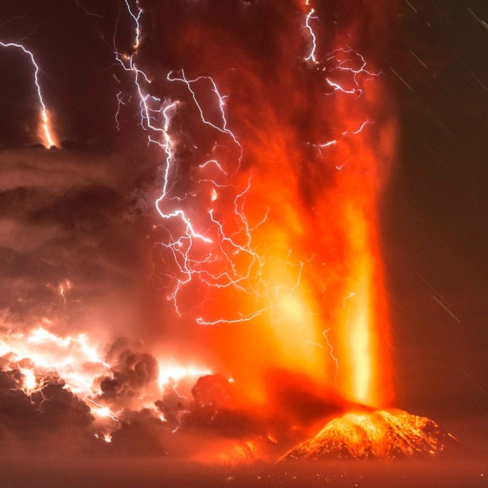 ¿Por qué caen rayos durante las erupciones?